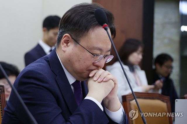 고심하는 조규홍 보건복지부 장관