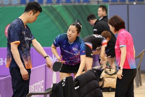 경기를 준비하는 대한항공의 신유빈(중앙)