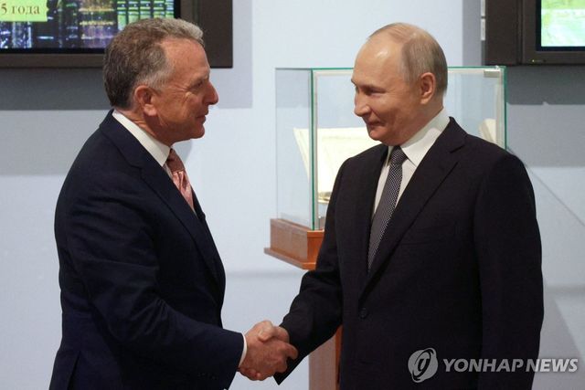 지난 11일 러시아 상트페테르부르크를 방문한 위트코프 미 특사가 푸틴 대통령과 이야기하는 모습