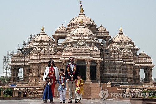 인도 악샤르담 사원을 방문한 밴스 부통령 가족 