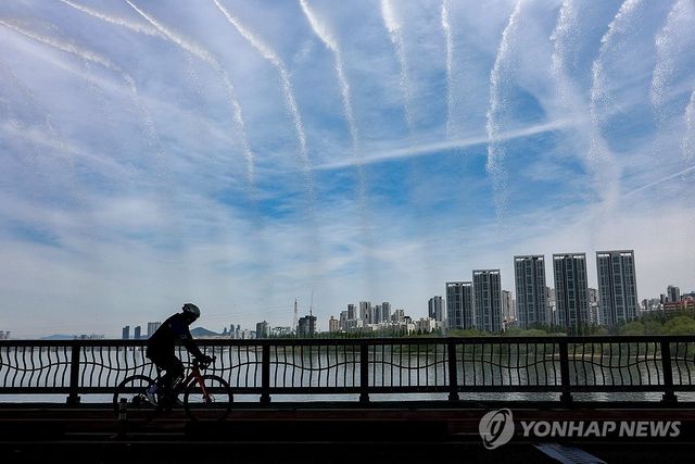 '분수 안 그늘에서 피하는 더위'