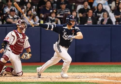 두산 김재환의 타격 모습. 