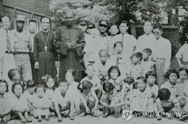 에티오피아 군인과 보화원 어린이들