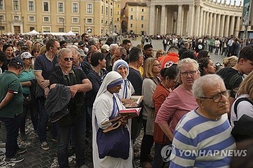 성 베드로 대성당 입장 기다리는 추도 행렬
