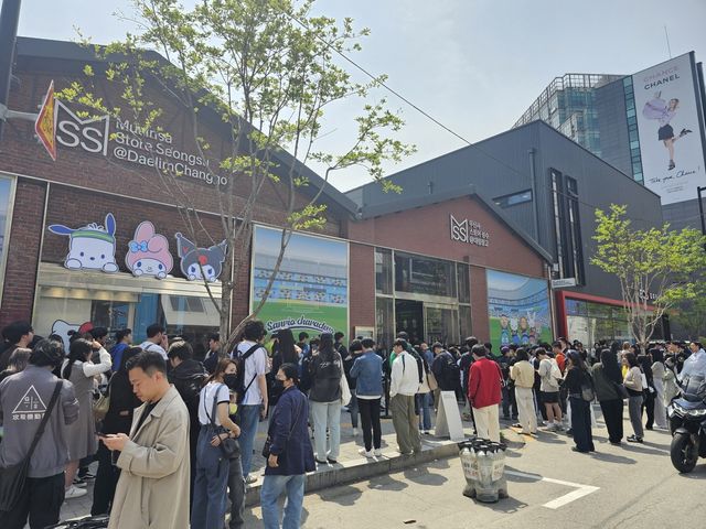 팝업스토어 앞 대기줄