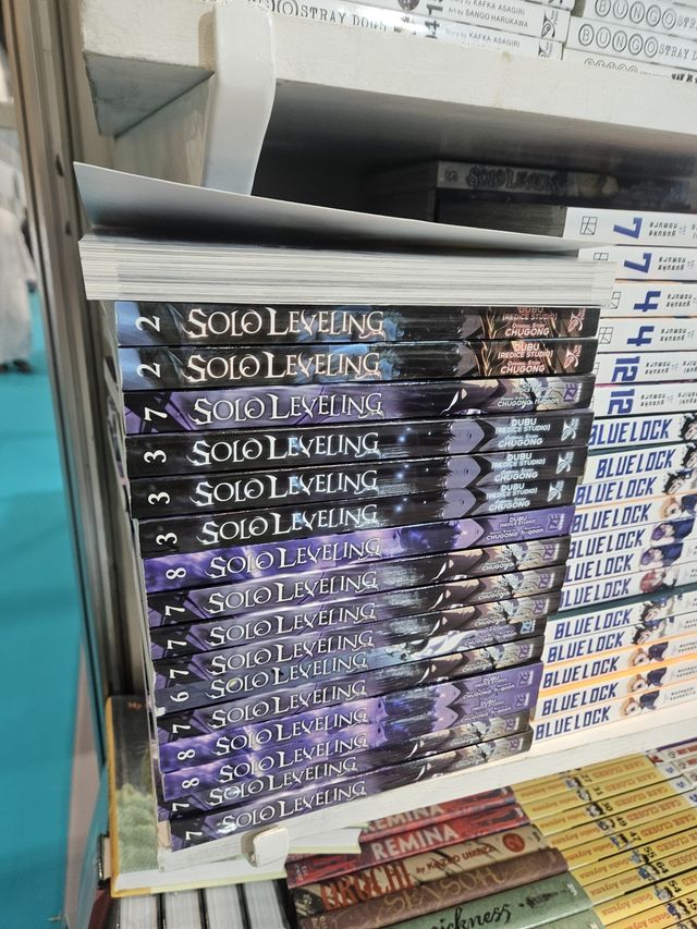 무스카트 국제도서전에서 판매되는 웹툰 '나 혼자만 레벨업' 시리즈