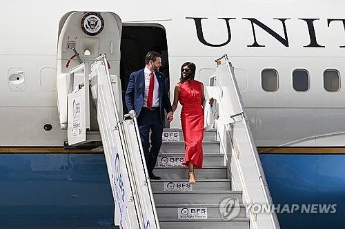 21일 인도 뉴델리에 도착한 밴스 부통령과 우샤 여사 