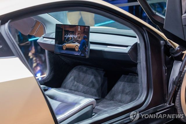 지난 1월 벨기에 브뤼셀 엑스포에 전시된 테슬라 로보택시용 신차 '사이버캡'