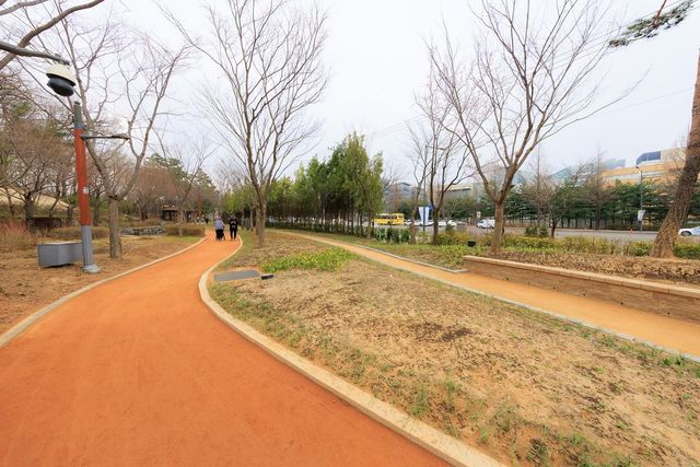 부엉이근린공원에 조성한 맨발황톳길