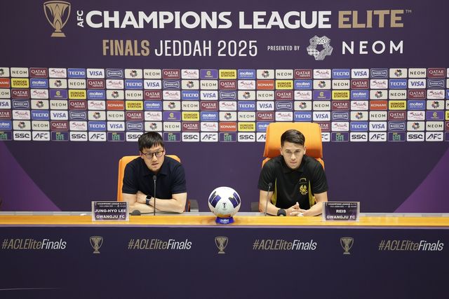 기자회견에 나선 광주FC 이정효 감독과 헤이스