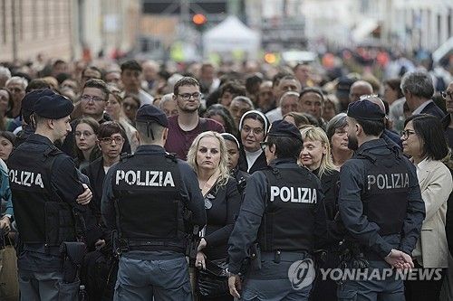 바티칸에 몰려든 인파 통제하는 경찰 경비