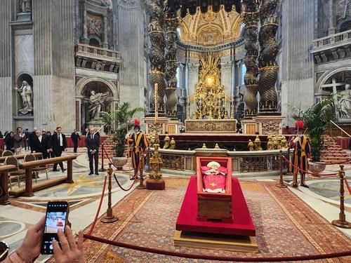 바티칸 성 베드로 대성전에 놓인 교황의 관