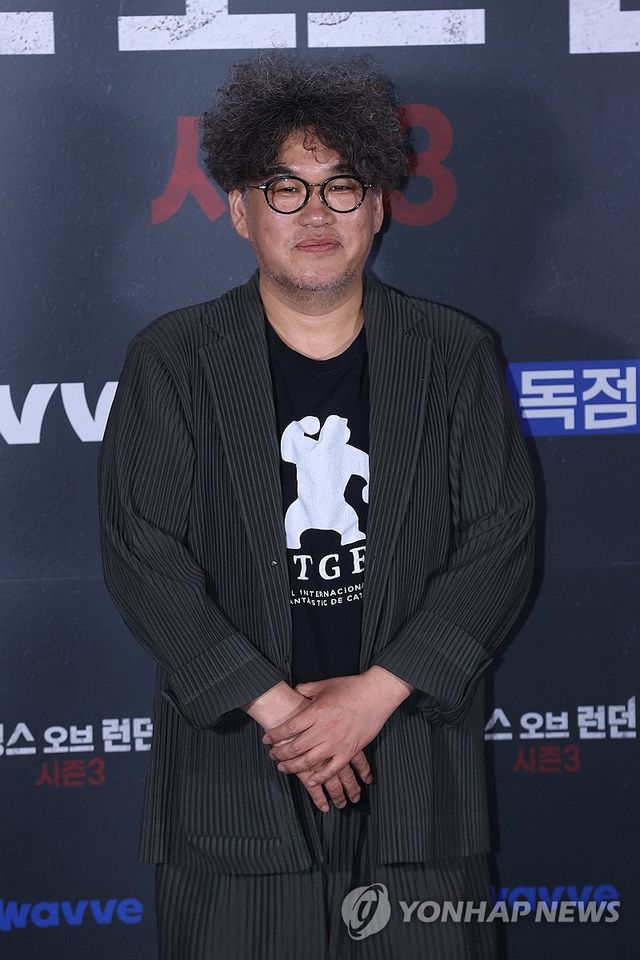 포즈 취하는 김홍선 감독