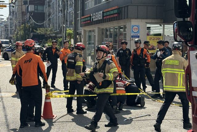 역삼동 싱크홀 현장에 출동한 소방관들