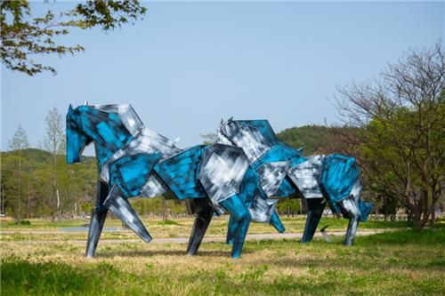 장원모 작가의 'Geometry Horse F'