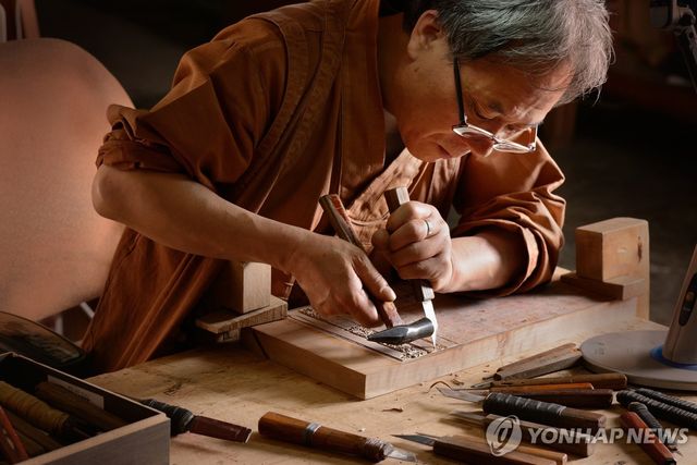 국가무형유산 각자장 김각한 보유자