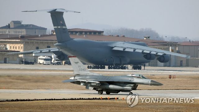 활주로로 이동하는 F-16 전투기