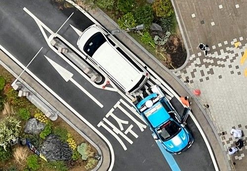 아파트 주민이 촬영한 승합차 견인 모습 