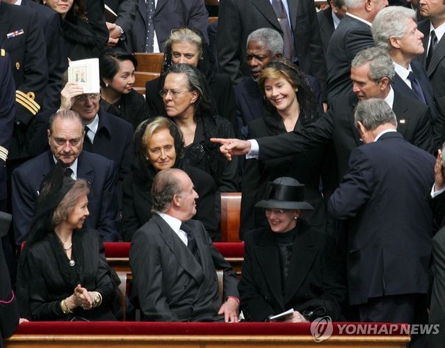 교황 요한 바오로2세의 2005년 장례식에 세계 각국 국가원수, 정부수반, 군주들 [EPA 연합뉴스 자료사진. 재판매 및 DB 금지]