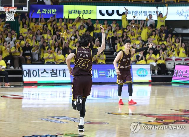 정인덕 "봤죠? 3점 슛"