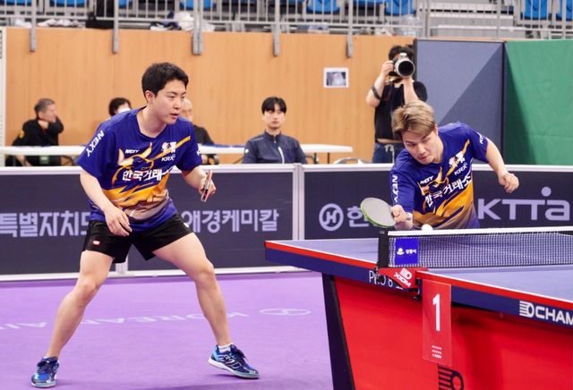 임종훈(왼쪽)과 안재현의 복식 경기 장면