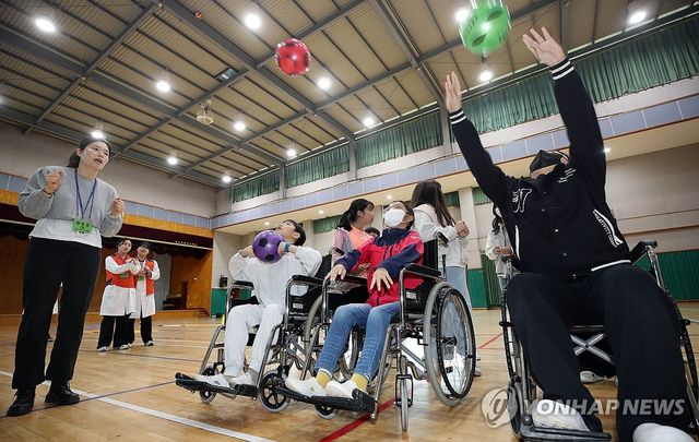 휠체어에서 공 던지기