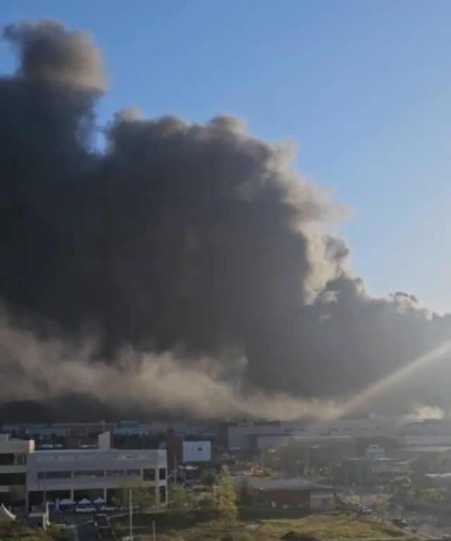 천안 공장 화재로 퍼지는 연기