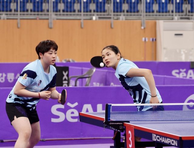 포스코인터내셔널 김나영(오른쪽)과 유한나의 경기 장면