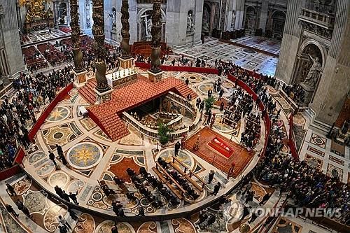 교황 시신 놓인 성 베드로 대성당