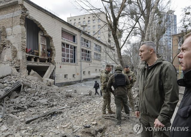 작년 3월 25일(현지시간) 러시아의 공습 이후 피해 현장을 둘러보는 비탈리 클리치코 키이우 시장