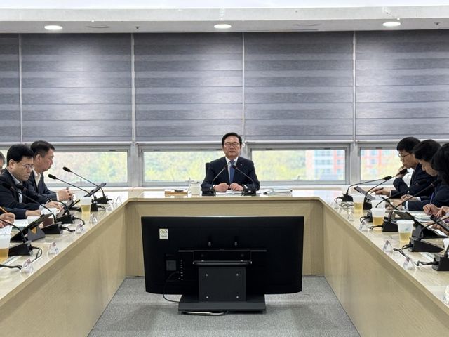 회의 주재하는 김석필 시장 권한대행