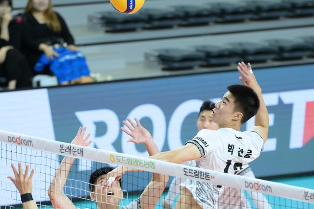 상무에서 뛰는 미들블로커 박찬웅