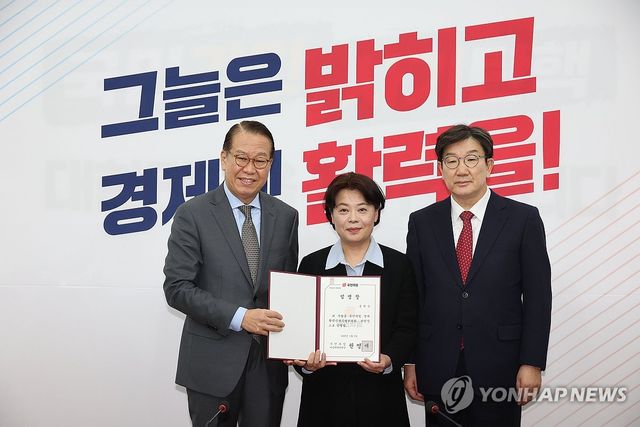 기념촬영하는 윤희숙 위원장