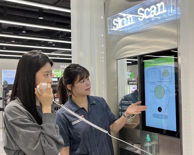 올리브영 합정메세나폴리스점에 도입된 '스킨스캔' 기기