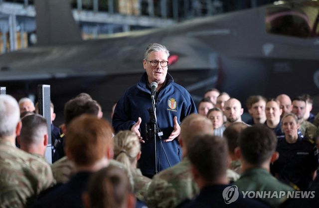 HMS 프린스 오브 웨일스 승조원들 앞에서 연설하는 스타머 총리 