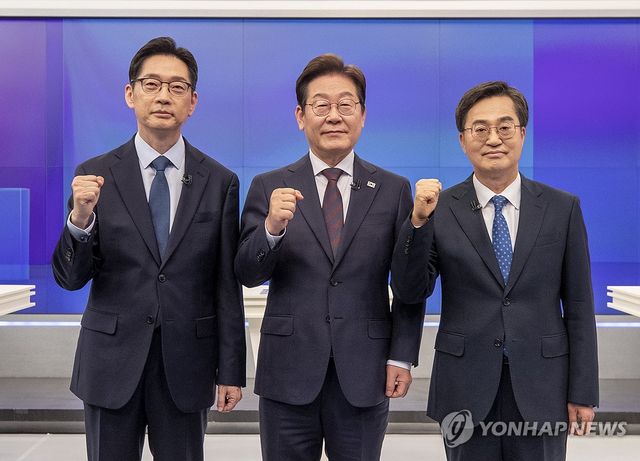 더불어민주당 경선 토론회 앞두고 기념촬영하는 후보들