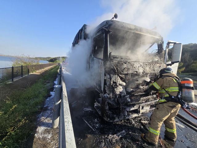 불 난 쓰레기 수거 차량