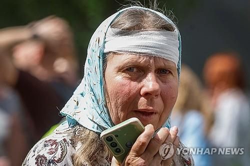 러시아의 키이우 폭격으로 집이 파손된 우크라이나 여성의 눈물 자국.