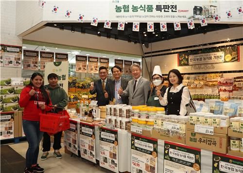 강호동 농협중앙회장(오른쪽 3번째)이 H마트 뉴저지 리지필드점에서 열린 '한국농협 농식품 특판전'을 찾았다.[농협중앙회 제공]