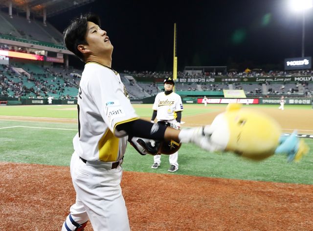 역전 결승포를 친 조형우의 홈런 세리머니