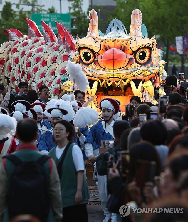 '부처님 오신 날' 앞우고 거리 밝히는 연등행렬