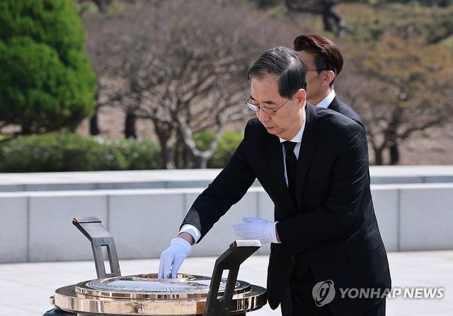 한덕수 권한대행, 순직의무군경의 날 기념식 분향