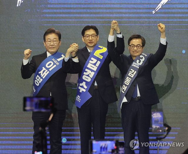 영남권 합동연설회서 인사하는 민주당 대선 경선 후보들