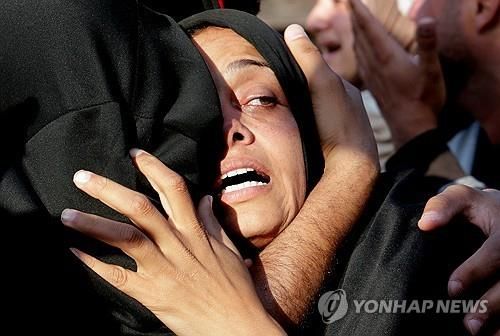 4월25일 이스라엘 공습에 숨진 팔레스타인인의 죽음을 슬퍼하는 이들