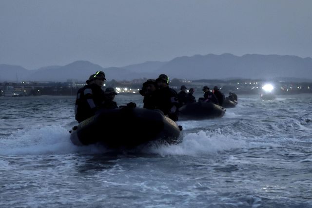 야간 해상팀투훈련 중인 해병대 특수수색대대