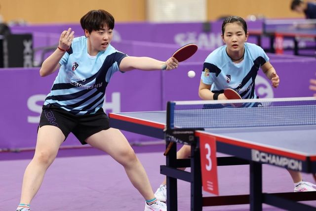 종별탁구선수권 여자복식 경기를 벌이는 유한나(왼쪽)와 김나영