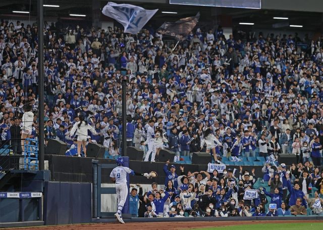 하루에 홈런 3개를 친 삼성 디아즈와 기뻐하는 팬들