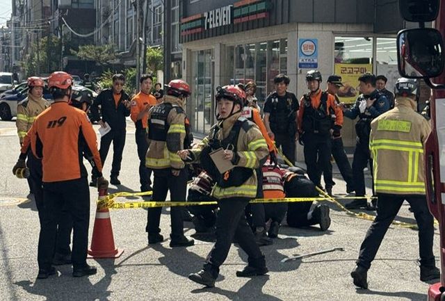 역삼동 싱크홀 현장에 출동한 소방관들