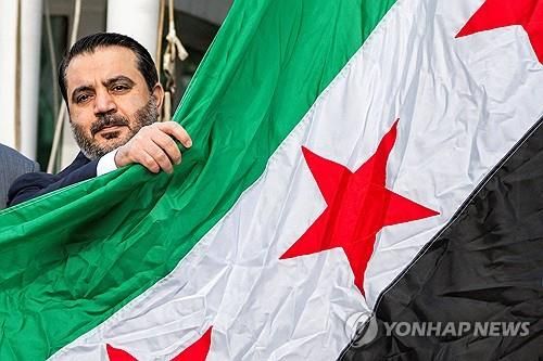 뉴욕 유엔본부서 새 국기 게양하는 아사으 알샤이바니 시리아 외무장관