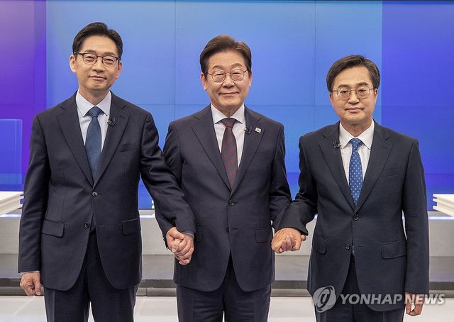 더불어민주당 경선 토론회 앞두고 기념촬영하는 후보들